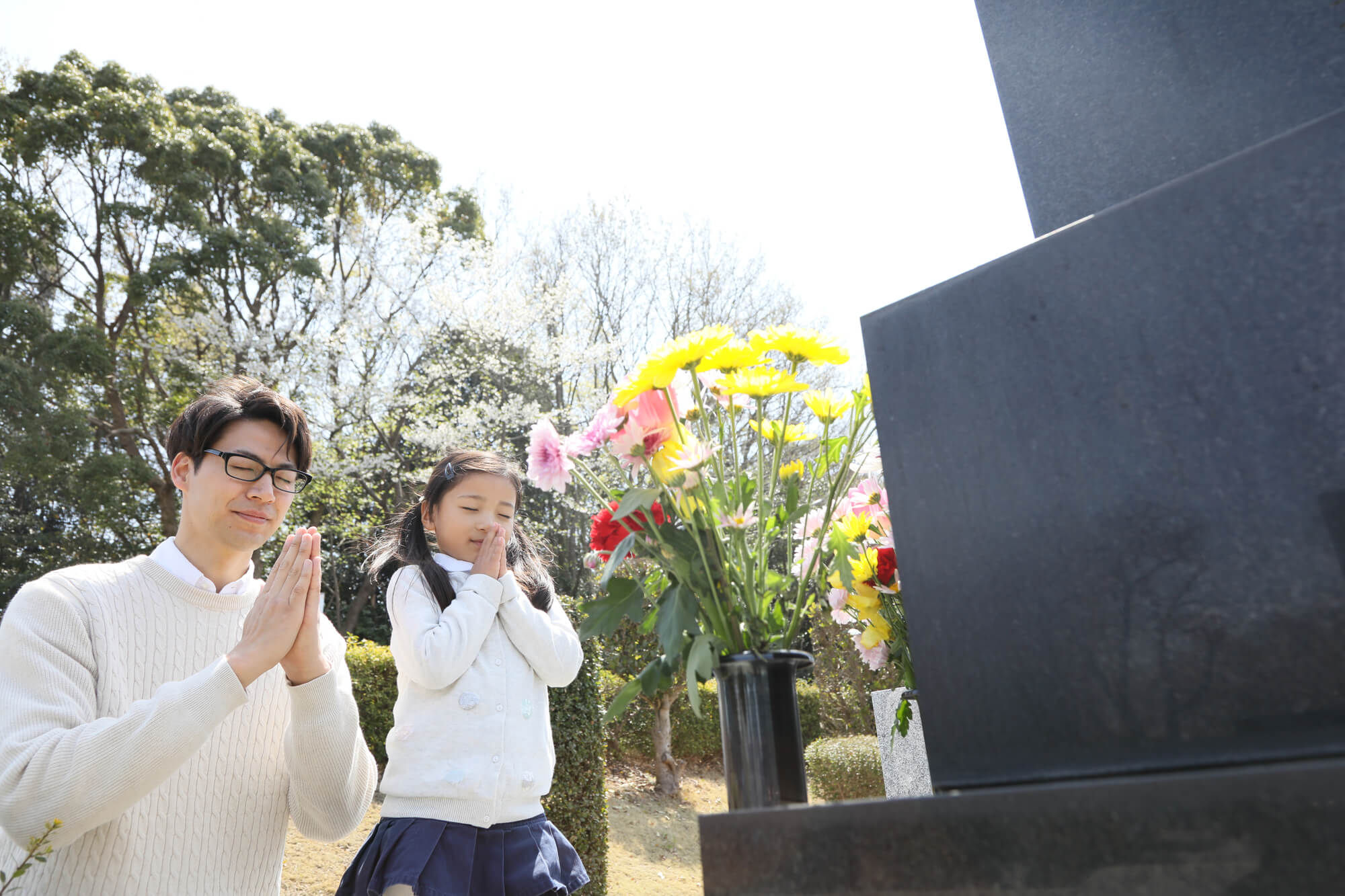 亡くなった家族の墓参り